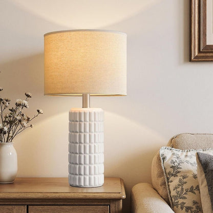 Ingrid – Elegant bordslampa i keramik med texturskärm