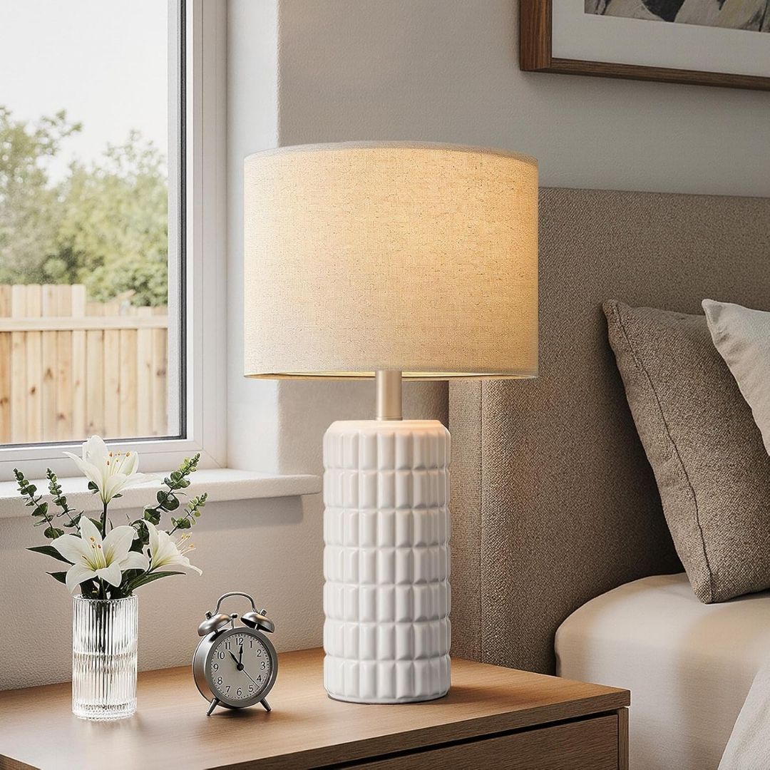 Ingrid – Elegant bordslampa i keramik med texturskärm
