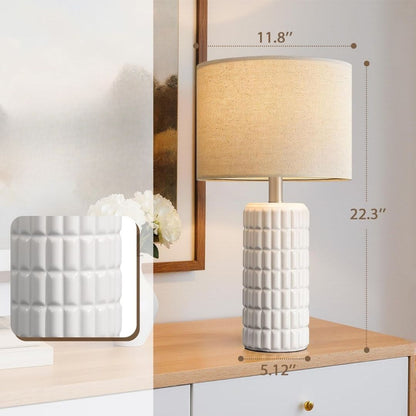 Ingrid – Elegant bordslampa i keramik med texturskärm
